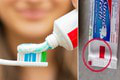 Čo v skutočnosti znamenajú farebné pásiky na zubnej paste? Zubári aj výrobca reagujú!