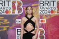 Vytŕčajúce bradavky, podväzky a... Veď on má na sebe zviera! Móda z Brit Awards šokovala