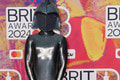 Vytŕčajúce bradavky, podväzky a... Veď on má na sebe zviera! Móda z Brit Awards šokovala