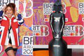 Vytŕčajúce bradavky, podväzky a... Veď on má na sebe zviera! Móda z Brit Awards šokovala