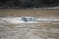Nebezpečný jav v krajine už útočí: Voda brala autá! Niekoľko ľudí je nezvestných
