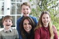 Škandál v Británii! Na novej FOTO Kate s deťmi niečo nesedí: TO sa NEDÁ nevidieť