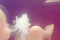 Šokujúce VIDEO! Dievčatko v plienke si spokojne fajčí: Pohľad, ktorý zabolí