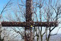 Záhadný drevený kríž na vrchole Klokoča: Viete, prečo doň turisti pribili stovky klincov? Dôvod vás prekvapí!