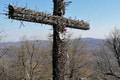 Záhadný drevený kríž na vrchole Klokoča: Viete, prečo doň turisti pribili stovky klincov? Dôvod vás prekvapí!