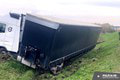 Nešťastie na diaľnici D2: Kamión skončil v PRIEKOPE!