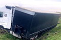Nešťastie na diaľnici D2: Kamión skončil v PRIEKOPE!