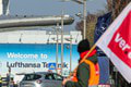 Kolaps leteckej dopravy v Nemecku zažehnaný: Lufthansa a odbory sa po sérii štrajkov dohodli