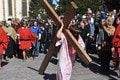 Na Veľký piatok si pripomíname ukrižovanie Ježiša Krista: Prešovom prechádzali stovky veriacich