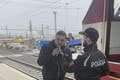 Policajti dali fúkať zamestnancom na železnici: Odpadnete, kto nafúkal!