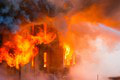 Rodinný dom zachvátili plamene! Hasiči na pomoc museli privolať posily
