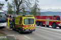 TRAGICKÁ nehoda! Autobus narazil do skupinky mládeže, hlásia zranených a obete