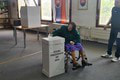 Takto prebiehali voľby: K urne prišla aj najstaršia Slovenka! V tejto obci hlasovali na zastávke