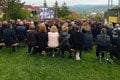 Slovensko sa lúči s nebohými maturantkami: Trúchliaci na smútočný obrad prinášajú znak, ktorý láme srdcia