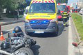 Strašný incident v Bratislave: Motorkár sa zrazil s autom! Zasiahnuť musela aj záchranka
