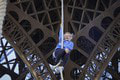Francúzska šplhala lanom po Eiffelovke a prekonala REKORD: Rýchlejšie ako po schodoch?!