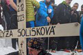 Na Solisku sa lúčili so zimou za hustého sneženia: Pochovať lyžu prišlo 200 ľudí