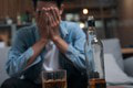 Ako spoznáte ALKOHOLIKA? 7 znakov, ktoré si všimnete, aj keď v ruke nemá pohárik