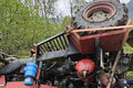 Mrazivé FOTO nešťastia pri Bytči: Muž sa prevrátil s traktorom a UVIAZOL pod ním! Zasahovať musel vrtuľník