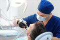 Nočná mora každého pacienta: Chirurg mu natlačil zubný implantát až do... To snáď nie!