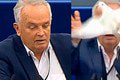 Najprv prevážal guľovnicu, teraz vypúšťa holubicu mieru v europarlamente: Odborníci reagujú na Radačovského