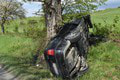 Hrozivo vyzerajúca nehoda: Vodič narazil do stromu! Muži zákona sa obracajú na verejnosť