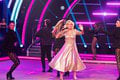 Móda na fialovom koberci Let's Dance: Kolárovský po odvykačke, vychudnutá Czoborová a aha, kto vytasil von prsia!