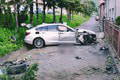 Auto v Klenovci ZLOMILO betónový stĺp a zachytilo 3 stromy: Vodič († 30) zahynul