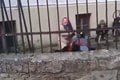 Bizarné VIDEO! Nahá učiteľka v Česku sa váľala v hline a rozhadzovala ju: Všetko videli malé deti