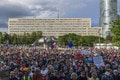 Bratislava na nohách: Tisíce ľudí vyjadrili nesúhlas voči vládnym zásahom do RTVS a 2. piliera
