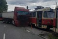 V centre Bratislavy sa zrazil kamión s električkou: Hlásia zranených! Tvoria sa kolóny