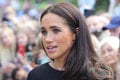 Kráľa Karola III. čakajú problémy: Návrat Harryho a Meghan do Británie poriadne zavarí nielen jemu