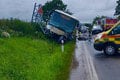 Desivé FOTO nehody pri Zlatých Moravciach: Autobus sa zrazil s osobným vozidlom!