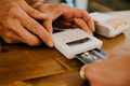 V zahraničí plaťte kartou bez konverzie, radí Slovenská banková asociácia