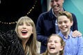 VIDEO Princ William sa odviazal na koncerte Taylor Swift: Pozrite sa, ako VRTEL bokmi!
