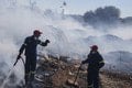 Na západnom Slovensku horí skládka: Hasiči bojujú s plameňmi už poriadne dlho! Dým zachvátil okolie
