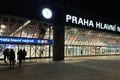 Na stanici v Prahe spadla zo stropu betónová omietka: Zasahovali aj hasiči