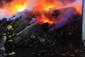 Veľký požiar v Kokšov-Bakši pri Košiciach: Hasiči už niekoľko hodín bojujú s ohňom na skládke odpadu!