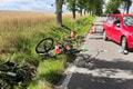 Auto vrazilo do skupiny cyklistov: Medzi nimi boli aj deti!