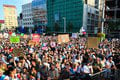 Tisíce ľudí protestovali proti krokom vlády: FOTO z námestia! Pozrite sa, ako to tam vyzeralo