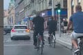 Na tohto cyklistu v Prahe si nedovolil nik: Vodiči si šli oči vyočiť! Aha, aká hviezda sa tam premávala