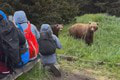 MEDVEDICA s mláďaťom odrazu vyšli z húštiny pri turistoch: Ich REAKCIA rozdelila Slovákov na dva tábory!