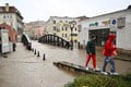 Nekončiaci lejak u našich susedov rozpútal KATASTROFU: Mŕtvy hasič, odstavené metro a... Bláznivý surfer!