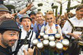 Oktoberfest otvoril svoje brány: Zlatým mokom nepohrdol ani Terminátor! Koľko vysolil za krígeľ piva?