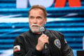 Schwarzenegger na Oktoberfeste: Vysmiaty ako nikdy! Aha, akú krásku mal po svojom boku