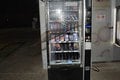 Došli mince, nastúpila zúrivosť? 19-ročný mladík ROZBIL automat! V tomto sa však prerátal