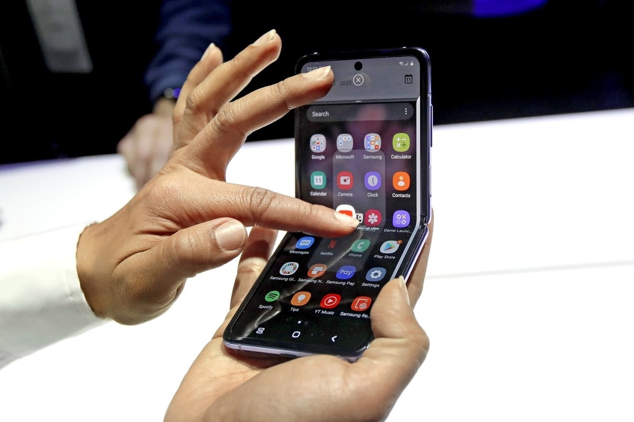 Samsung Predstavil Prevratný Smartfón Nové Véčko S Ohybným Displejom Nový Čas 5228