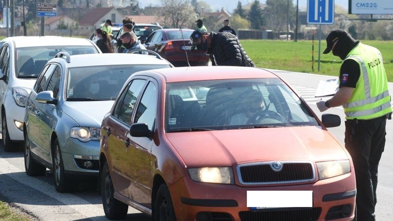 Kontroly na hraniciach okresov.