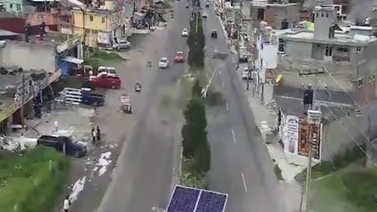 Opitý vodič zdevastoval polku ulice, v zbesilej jazde ho však nezastavilo nič!
