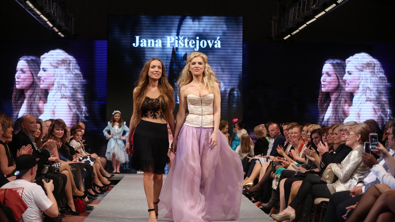 Návrhárka Jana Pištejová a moderátorka Zlatica Puškárová na móle Bratislavských módnych dní.